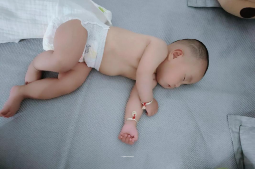 安康三个月宝宝抬头不稳
